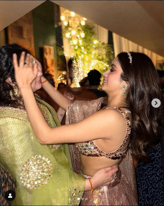 Anshula Kapoor and Janhvi in Candid Pics From Sonam's Diwali Party