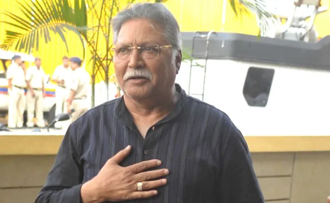 The actor Vikram Gokhale's family denies rumours that he has died.